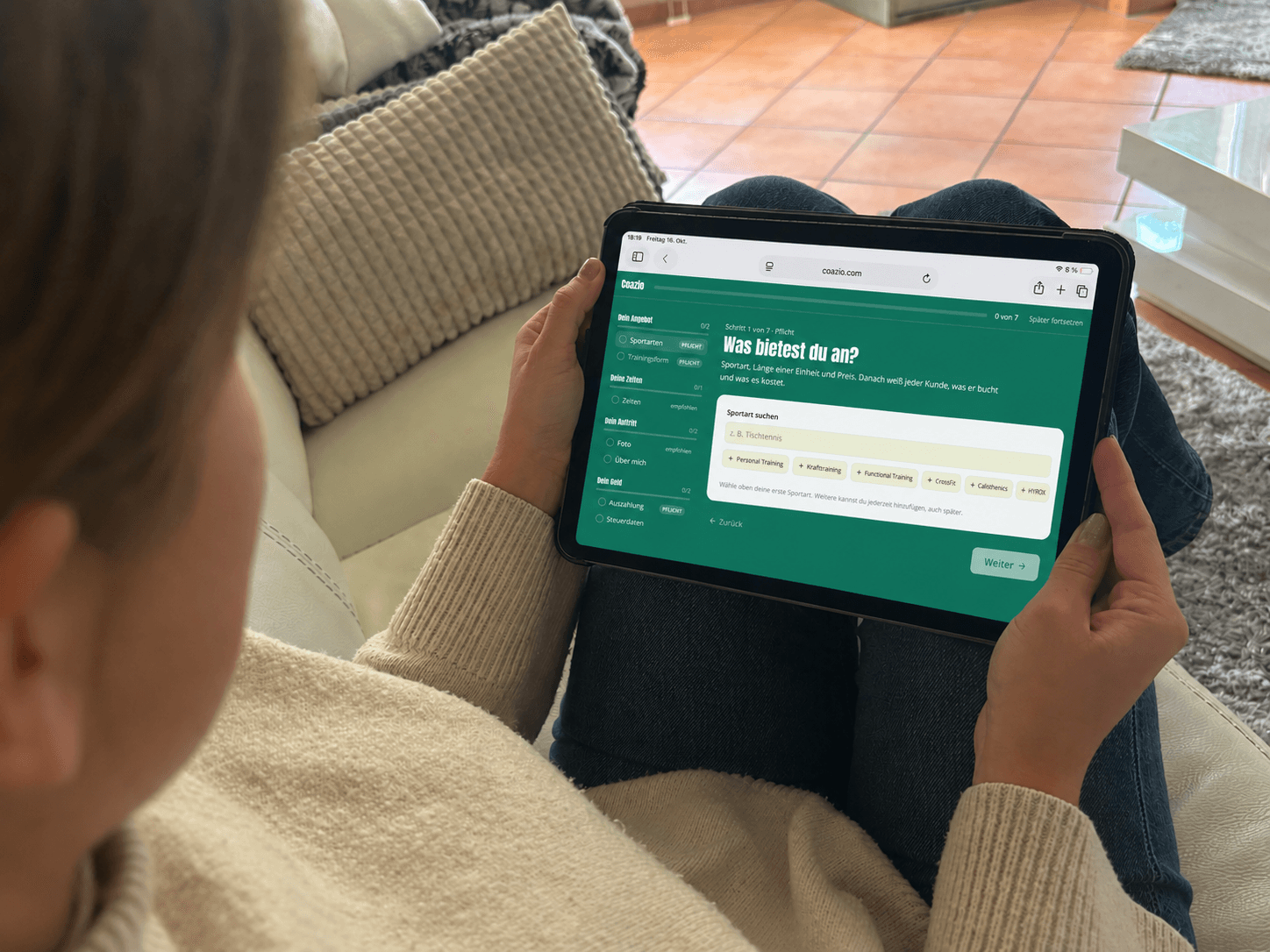 Trainer meldet sich an auf www.coazio.com, um neue Kunden zu finden und sich Geld hinzuzuverdienen
