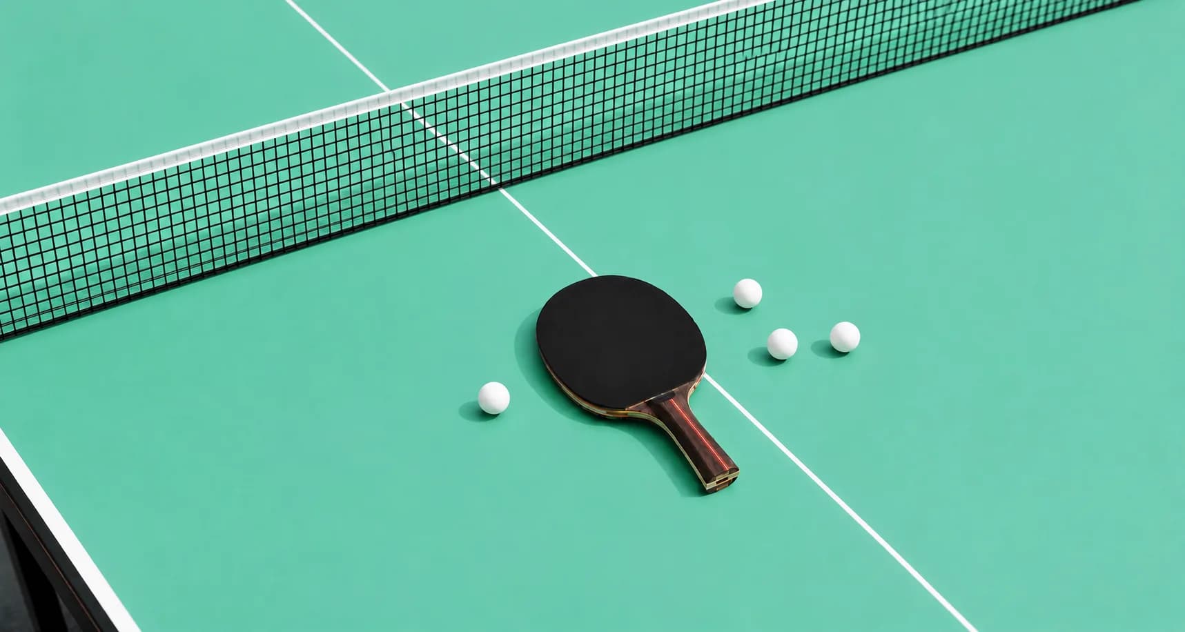 Tischtennisschläger und Bälle auf Tischtennisplatte