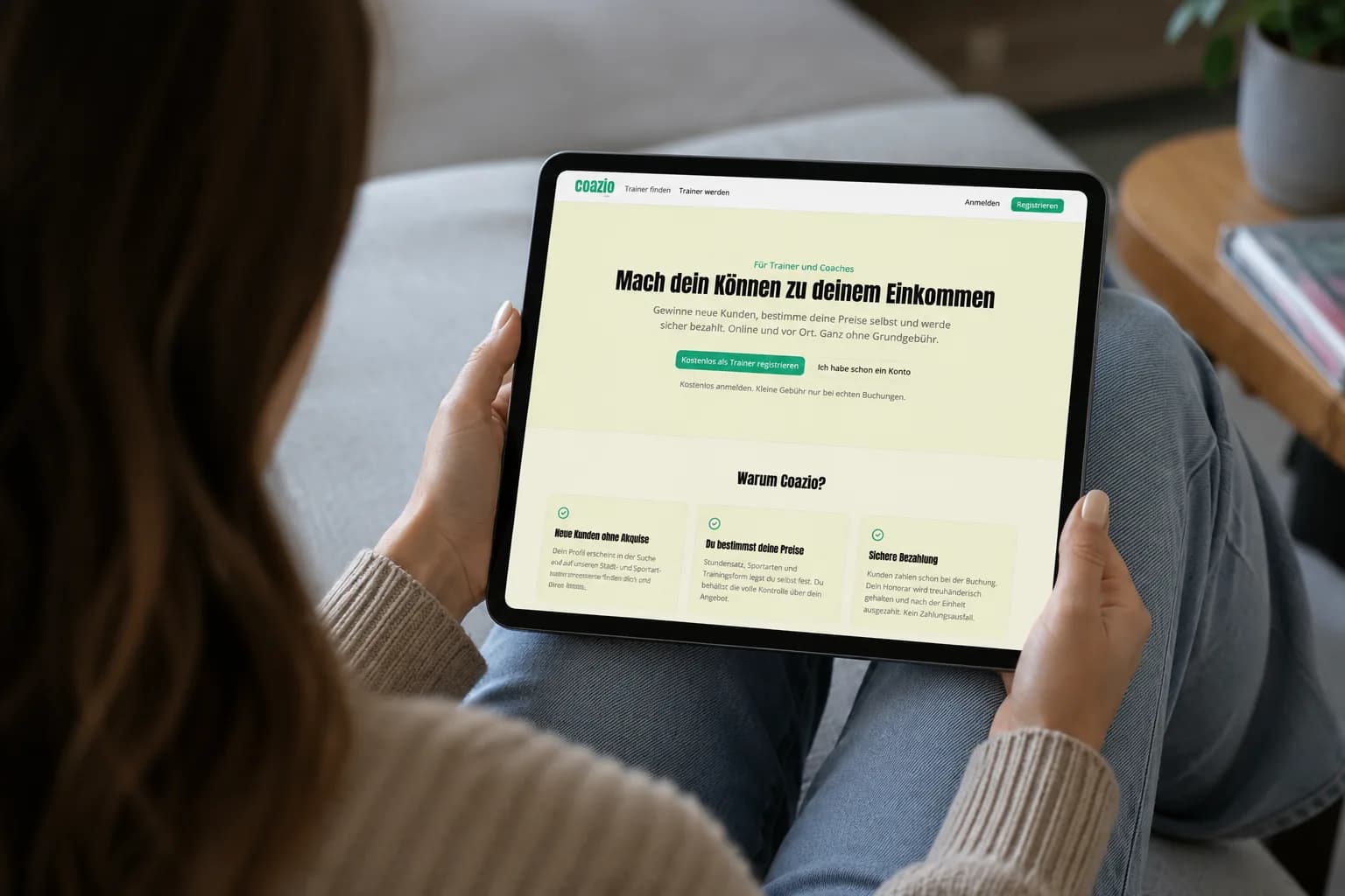 Trainer meldet sich an auf www.coazio.com, um neue Kunden zu finden und sich etwas Geld hinzuzuverdienen