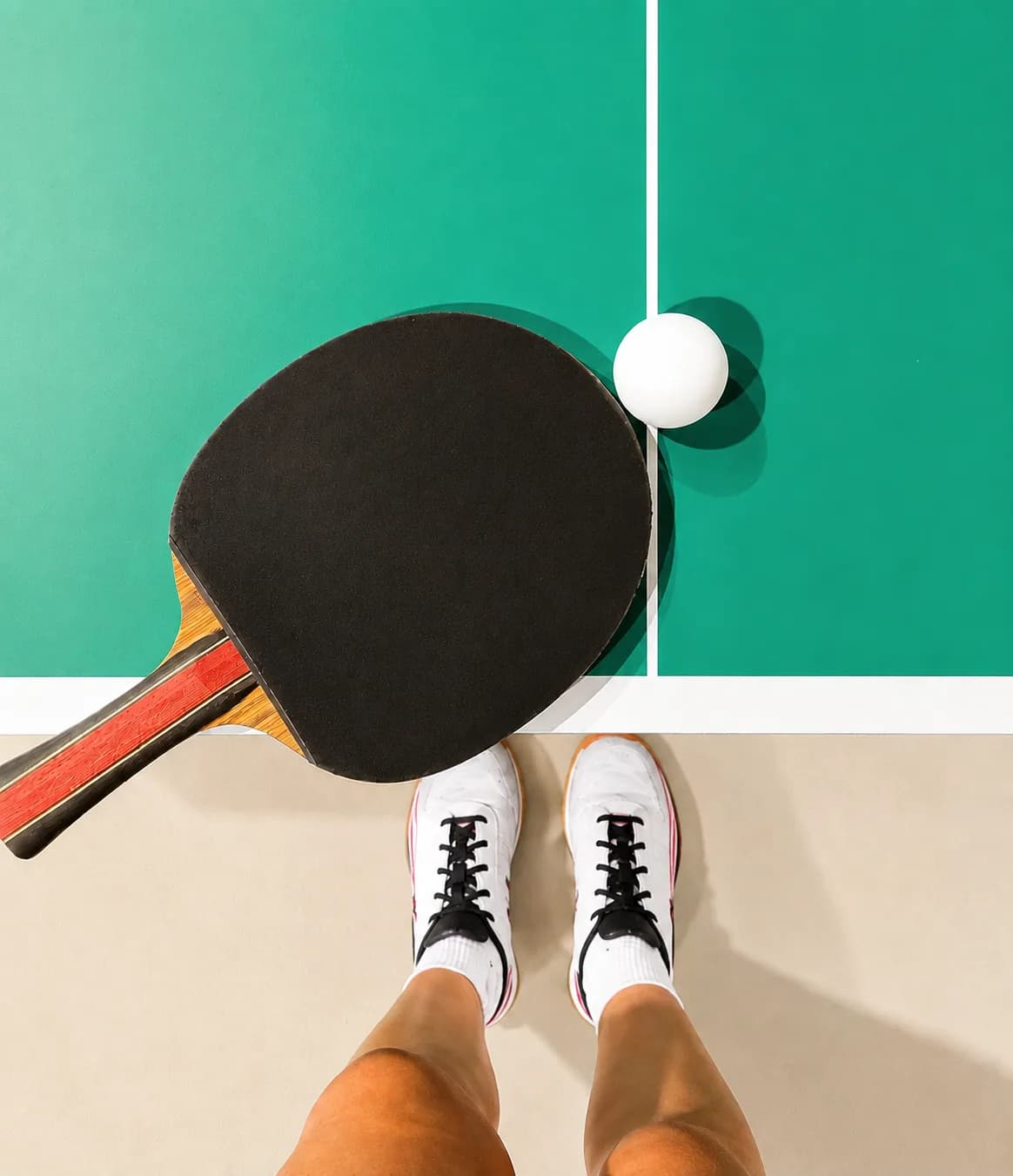 Tischtennisschläger auf Tischtennistisch